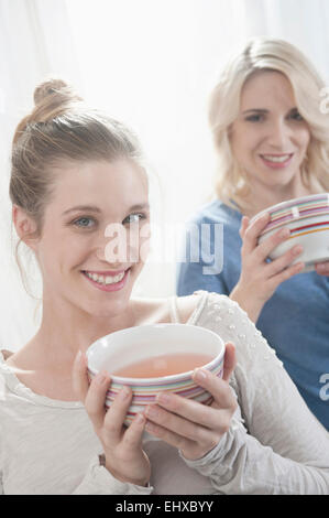 Deux femmes Portrait smiling happy potable en t Banque D'Images