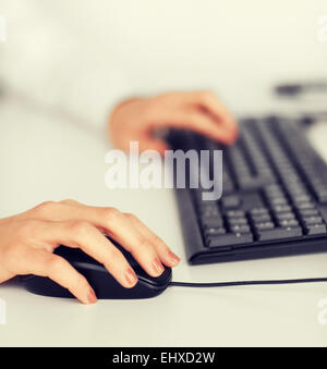 Femme mains avec clavier et souris Banque D'Images