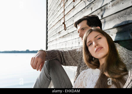 Portrait couple mur en bois coucher du soleil Banque D'Images