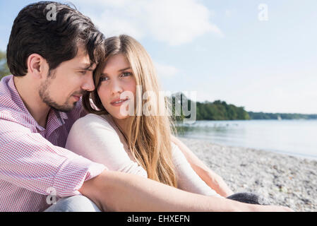 Plage du lac romantique jeune couple portrait