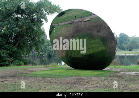 Une sculpture géante construit à partir d'acier inoxydable très réfléchissants par l'artiste Anish Kapoor dans Kensington Gardens. Banque D'Images