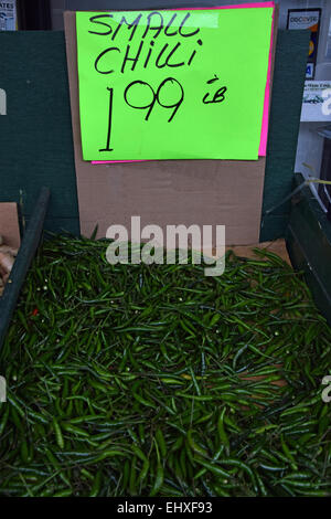 Un signe à un supermarché indien à Jackson Heights Queens New York avec un mot mal orthographié. Banque D'Images