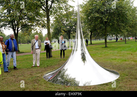 Une immense sculpture, construit à partir d'acier inoxydable très réfléchissantes, par l'artiste Anish Kapoor. Les Jardins de Kensington, Londres Banque D'Images