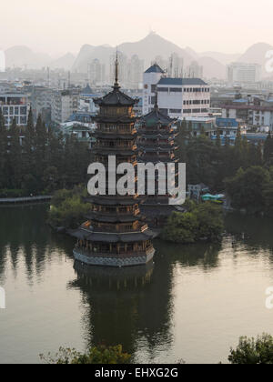 Le Soleil et la lune de pagodes au Banyan Lake dans la région de Guilin, Chine Banque D'Images