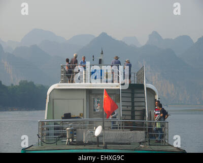 Bateau de croisière touristique sur la rivière Li près de Yangshuo, Guilin, Chine Banque D'Images