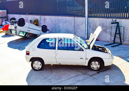 Ouvrir le capot d'une voiture dans un atelier. Barcelone, Catalogne, Espagne. Banque D'Images