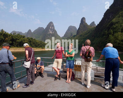 Bateau de croisière touristique sur la rivière Li près de Yangshuo, Guilin, Chine Banque D'Images