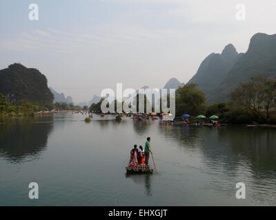 Bateau de croisière touristique sur la rivière Li près de Yangshuo, Guilin, Chine Banque D'Images