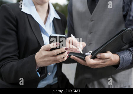 Homme d'affaires confirmant le calendrier des réunions, Bavière, Allemagne Banque D'Images
