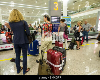 Les personnes en attente de bagages à la réclamation de bagages carousel au l'aéroport international de Pudong à Shanghai, Chine Banque D'Images