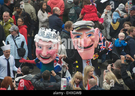 Deux personnes portant des masques de la Reine et le prince Philip lors de célébrations du Jubilé Queens London England Banque D'Images