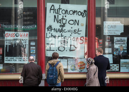 Londres, Royaume-Uni. 18 Mar, 2015. Les squatters occupent un bâtiment vide à côté de l'Institut d'administration de Pall Mall. Ils sont anti capitaliste et soulèvent des préoccupations au sujet de la crise du logement à Londres le jour du budget. Le mélange des occupants comprennent les anti-frackers et anarchistes. Crédit : Guy Bell/Alamy Live News Banque D'Images