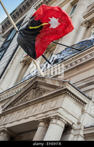 Londres, Royaume-Uni. 18 Mar, 2015. Les squatters occupent un bâtiment vide à côté de l'Institut d'administration de Pall Mall. Ils sont anti capitaliste et soulèvent des préoccupations au sujet de la crise du logement à Londres le jour du budget. Le mélange des occupants comprennent les anti-frackers et anarchistes. Crédit : Guy Bell/Alamy Live News Banque D'Images