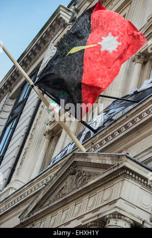 Londres, Royaume-Uni. 18 Mar, 2015. Les squatters occupent un bâtiment vide à côté de l'Institut d'administration de Pall Mall. Ils sont anti capitaliste et soulèvent des préoccupations au sujet de la crise du logement à Londres le jour du budget. Le mélange des occupants comprennent les anti-frackers et anarchistes. Crédit : Guy Bell/Alamy Live News Banque D'Images