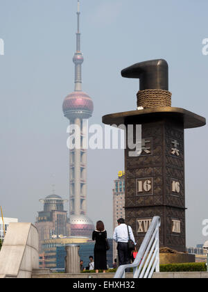 Vue de l'Oriental Pearl Tower du Bund à Shanghai, Chine, Asie Banque D'Images