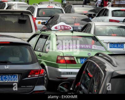 Taxi coincé dans la circulation aux heures de pointe à Shanghai, Chine, Asie Banque D'Images