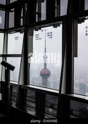 Le haut de l'Oriental Pearl Tower, vu depuis le pont d'observation de la tour Jin Mao à Shanghai, Chine Banque D'Images