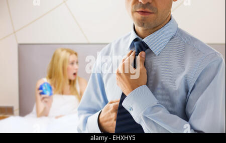 Close up of man adjusting tie sur le cou dans la chambre Banque D'Images