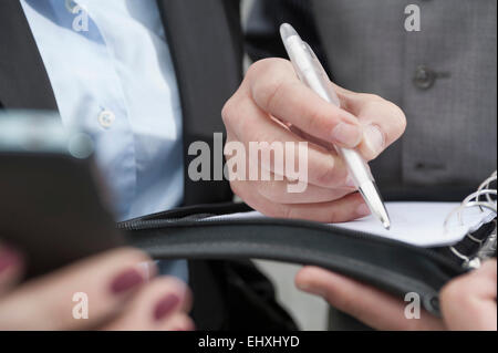 Homme d'affaires confirmant le calendrier des réunions, Bavière, Allemagne Banque D'Images