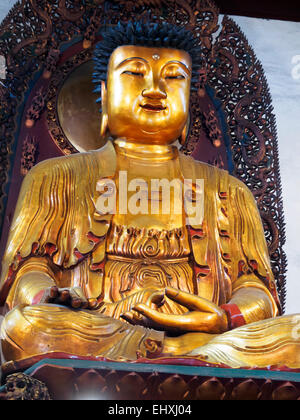 Statue en or de assis Buddah au temple du Bouddha de Jade à Shanghai, Chine Banque D'Images