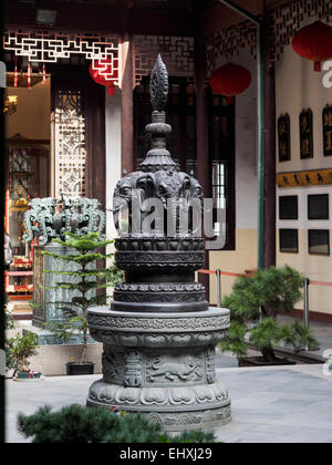 Des statues d'éléphants dans la cour du temple du Bouddha de Jade à Shanghai, Chine Banque D'Images