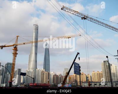 Les grues de construction en face de la Tour de Shanghai et le gratte-ciel World Financial Center, Shanghai, Chine Banque D'Images