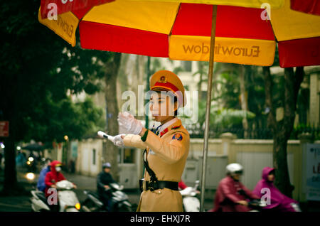 Police woman, Hanoi, Vietnam Banque D'Images