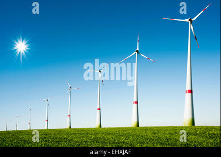 Rangée d'éoliennes dans le parc éolien, Bavière, Allemagne Banque D'Images