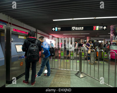 Les personnes qui achètent des billets à une station de métro de Shanghai, Chine Banque D'Images