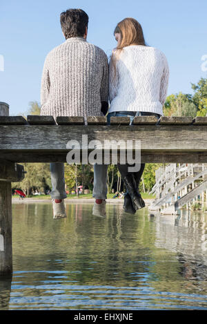 Couple jetée en bois paisible lac Banque D'Images