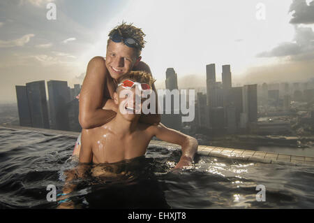 Les adolescents s'amusant à la piscine, Marina Bay Sands, Singapour, Singapour Ville Banque D'Images