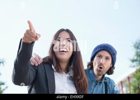 Jeune homme excité femme étonné Banque D'Images