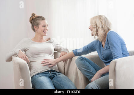 Deux jeunes femmes enceintes femmes amis parle Président Banque D'Images