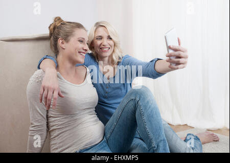 Femme enceinte petite amie smiling photo selfies Banque D'Images