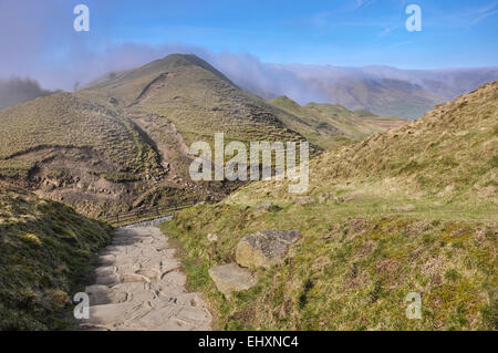 Les nuages bas sur Rushup edge. Chemin menant vers le bas à partir de Mam Tor sur un beau matin de printemps dans le Peak District, Derbyshire. Banque D'Images