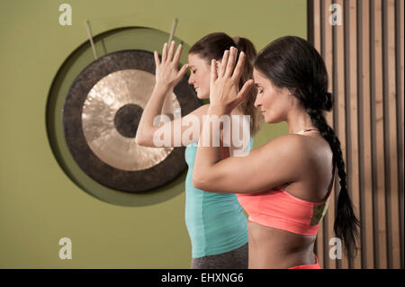 Deux jeunes femmes pratiquant le yoga pose Banque D'Images