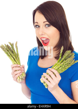 Attractive young woman holding d'asperges fraîches Banque D'Images