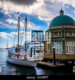 Pavilion et bateaux à Rowes Wharf, à Boston, Massachusetts. Banque D'Images