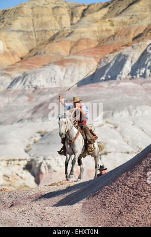 USA, Wyoming, Big Horn Mountains, équitation cowboy lasso oscillante Banque D'Images