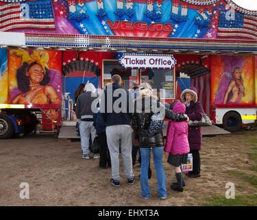 Billetterie à Southport, Merseyside, Royaume-Uni 18 mars, 2015. File d'attente à la Billetterie de l'American Circus soirée d'ouverture. L'ensemble-humain spectaculaire Cirque, administré par montrer Administration John Courtney et Stephen Courtney trading as Vegas Cirque/American Circus est arrivé à Southport, l'exposition itinérante produite par le célèbre oncle Sam's Great American Circus, tours pour dix mois par an. C'est une organisation irlandaise. Banque D'Images