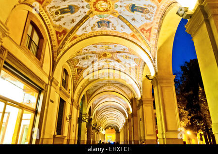 Bologne, Italie - 7 décembre 2013 : Vue de nuit du centre-ville de Bologne passage. Au total, il y a environ 38 kilomètres d'arca Banque D'Images