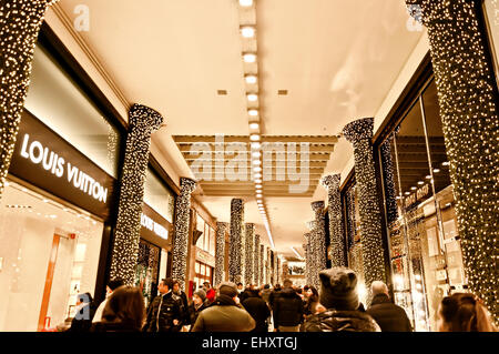 Bologne, Italie - 7 décembre 2013 : Vue de nuit du centre-ville de Bologne passage. Au total, il y a environ 38 kilomètres d'arca Banque D'Images
