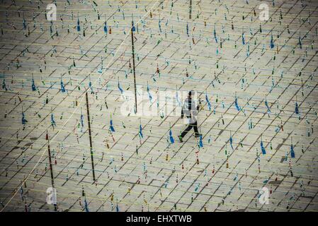 Valence, Espagne. 18 Mar, 2015. Un travailleur de la pyrotechnie inspecte les milliers de pétards monté à l'hôtel de ville de Valence lieu avant la mascleta. - Le très populaire Mascleta, unique à la Communauté de Valence, comprend un très grand feu d'artifice à 14 h 00 les jours de festival. Le 18 mars a été effectuée par Mascleta Caballer FX. Credit : Matthias Rickenbach/ZUMA/ZUMAPRESS.com/Alamy fil Live News Banque D'Images