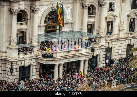 Valence, Espagne. 18 Mar, 2015. Le balcon de la mairie se remplit de Falleras Mayores et autorités en face de la mascleta à Valence, sur la Plaza del Ajuntamiento - Le très populaire Mascleta, unique à la Communauté de Valence, comprend un très grand feu d'artifice à 14 h 00 les jours de festival. Le 18 mars a été effectuée par Mascleta Caballer FX. Credit : Matthias Rickenbach/ZUMA/ZUMAPRESS.com/Alamy fil Live News Banque D'Images