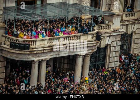 Valence, Espagne. 18 Mar, 2015. Le balcon de la mairie se remplit de Falleras Mayores et autorités en face de la mascleta à Valence, sur la Plaza del Ajuntamiento - Le très populaire Mascleta, unique à la Communauté de Valence, comprend un très grand feu d'artifice à 14 h 00 les jours de festival. Le 18 mars a été effectuée par Mascleta Caballer FX. Credit : Matthias Rickenbach/ZUMA/ZUMAPRESS.com/Alamy fil Live News Banque D'Images