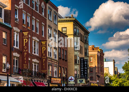 Restaurants et magasins sur Hanover Street à Boston, Massachusetts. Banque D'Images