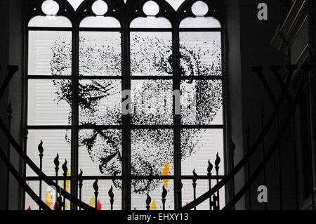 Le Pape Jean Paul II sur la nouvelle fenêtre de la chapelle de l'église de Saint Elizabeth dans la ville polonaise de Wroclaw Banque D'Images