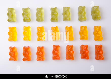 Lignes d'ours gommeux colorées isolé sur fond blanc Banque D'Images