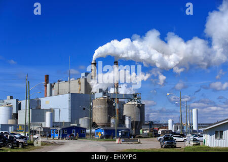 La pollution de l'air par des cheminées à une usine de pâtes et papiers, Terrace Bay, Ontario, Canada Banque D'Images