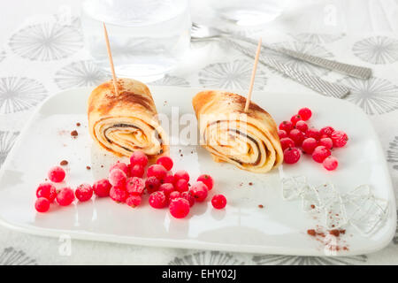 Crêpes roulées avec groseille. Banque D'Images